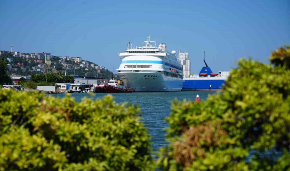 Rusya’dan hareket eden Astoria Grande kruvaziyeri, 977’si turist, 450’si mürettebat