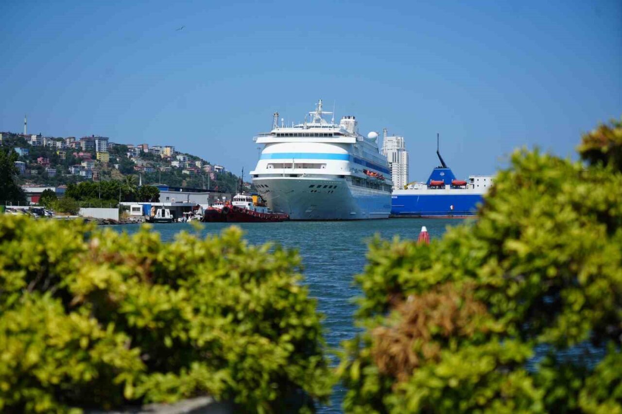 Rusya’dan hareket eden Astoria Grande kruvaziyeri, 977’si turist, 450’si mürettebat
