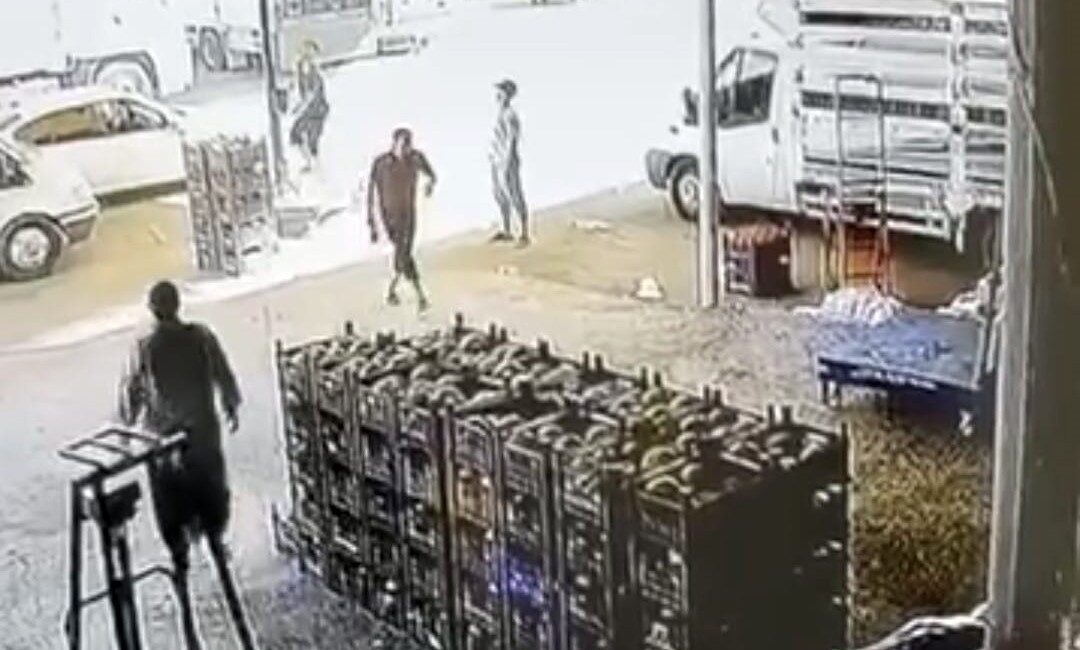 Şanlıurfa’nın Siverek ilçesinde çıkan rüzgarda uçan gölgelik şemsiyesini tutmaya çalışan