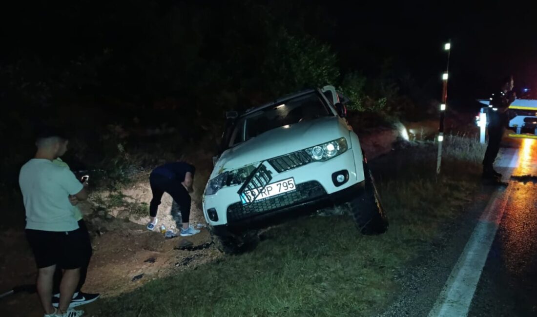 Tekirdağ’da sağanak sonrası kayganlaşan yolda sürücüsünün direksiyon hakimiyetini kaybettiği kamyonet