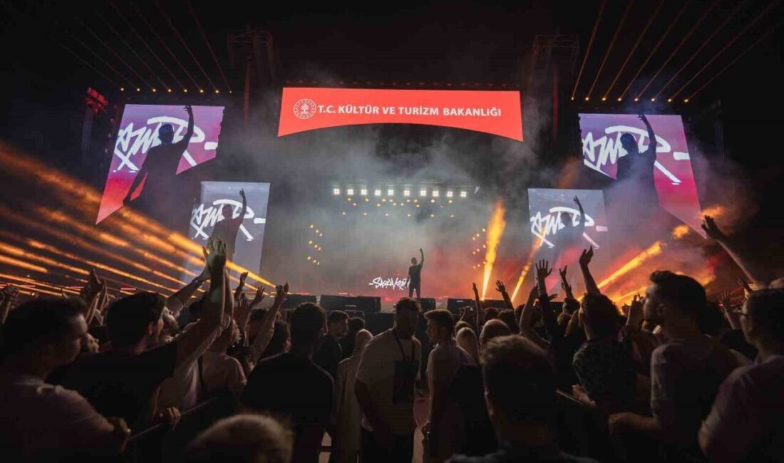 Erzurum Kültür Yolu Festivali etkinlikleri kapsamında sahne alan rap müziğin