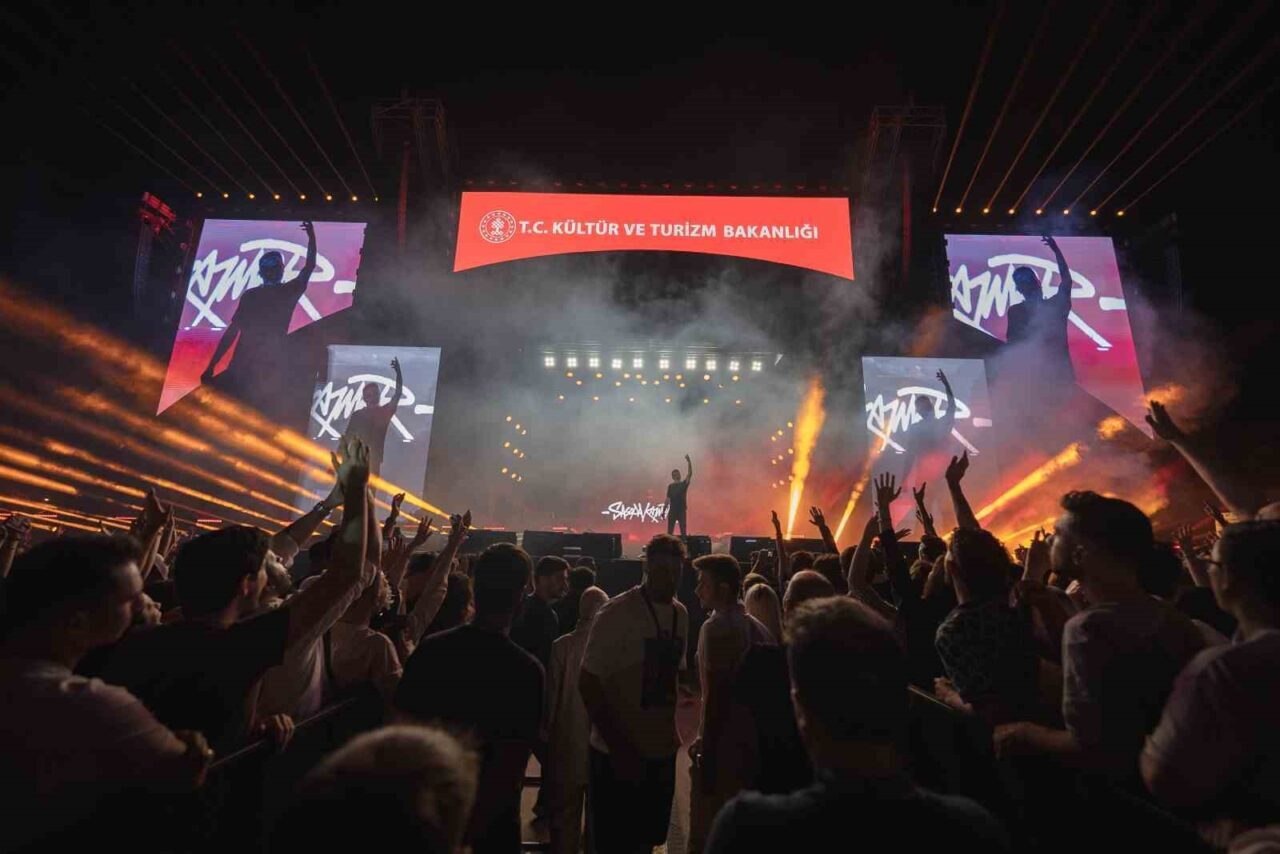 Erzurum Kültür Yolu Festivali etkinlikleri kapsamında sahne alan rap müziğin