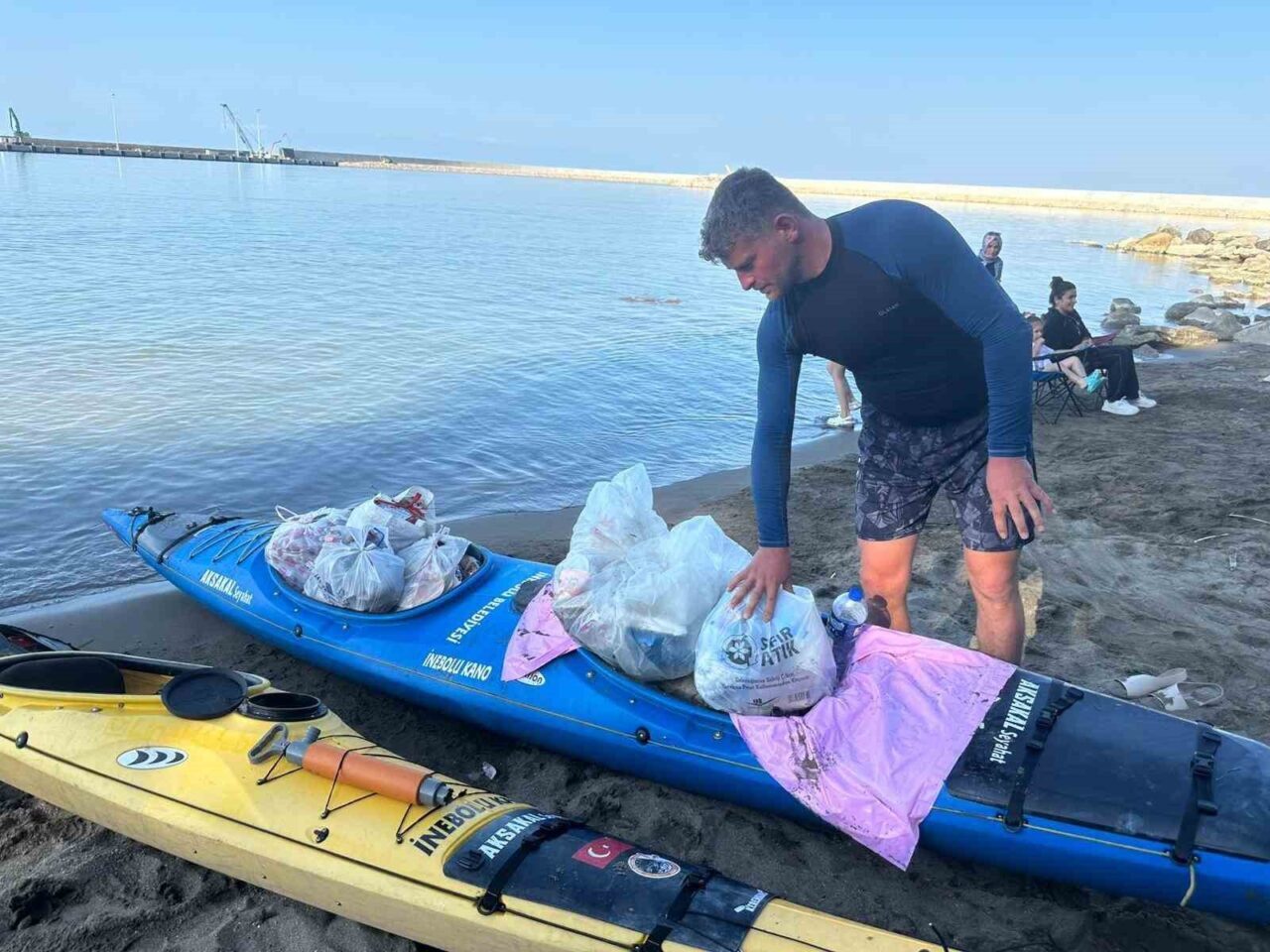 Kastamonu’nun İnebolu ilçesinde bir sporcu, sahile atılan çöpleri tek tek
