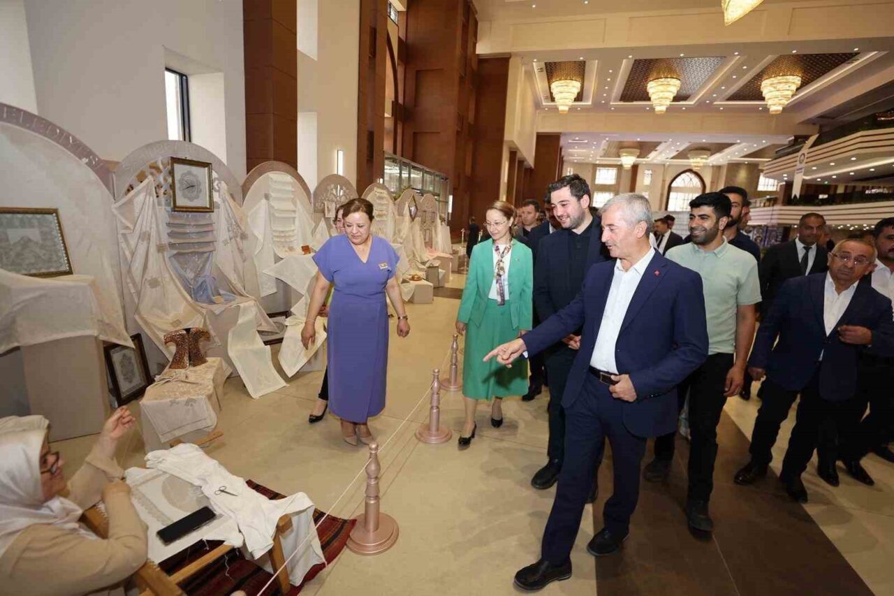 Şahinbey Belediyesi bağlı sosyal tesislerde düzenlenen yaz okullarında eğitim gören