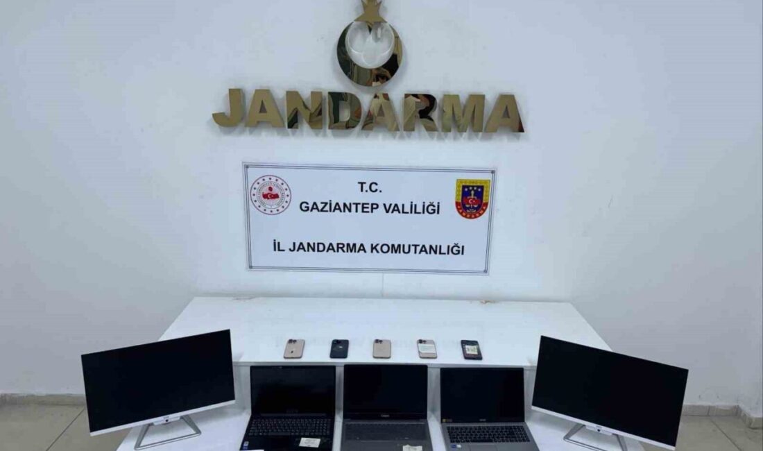 Gaziantep’te tur araçlarının ruhsatları üzerinde silinti-kazıntı yaparak araçları 10 yaşından