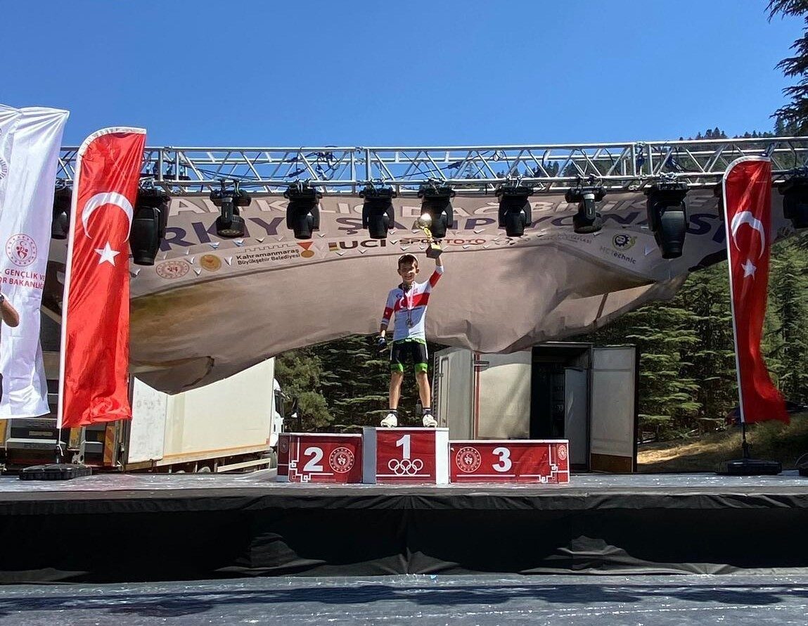 Sakarya Büyükşehir Belediyesi’nin bisiklet ve güreş takımının sporcuları katıldıkları ulusal