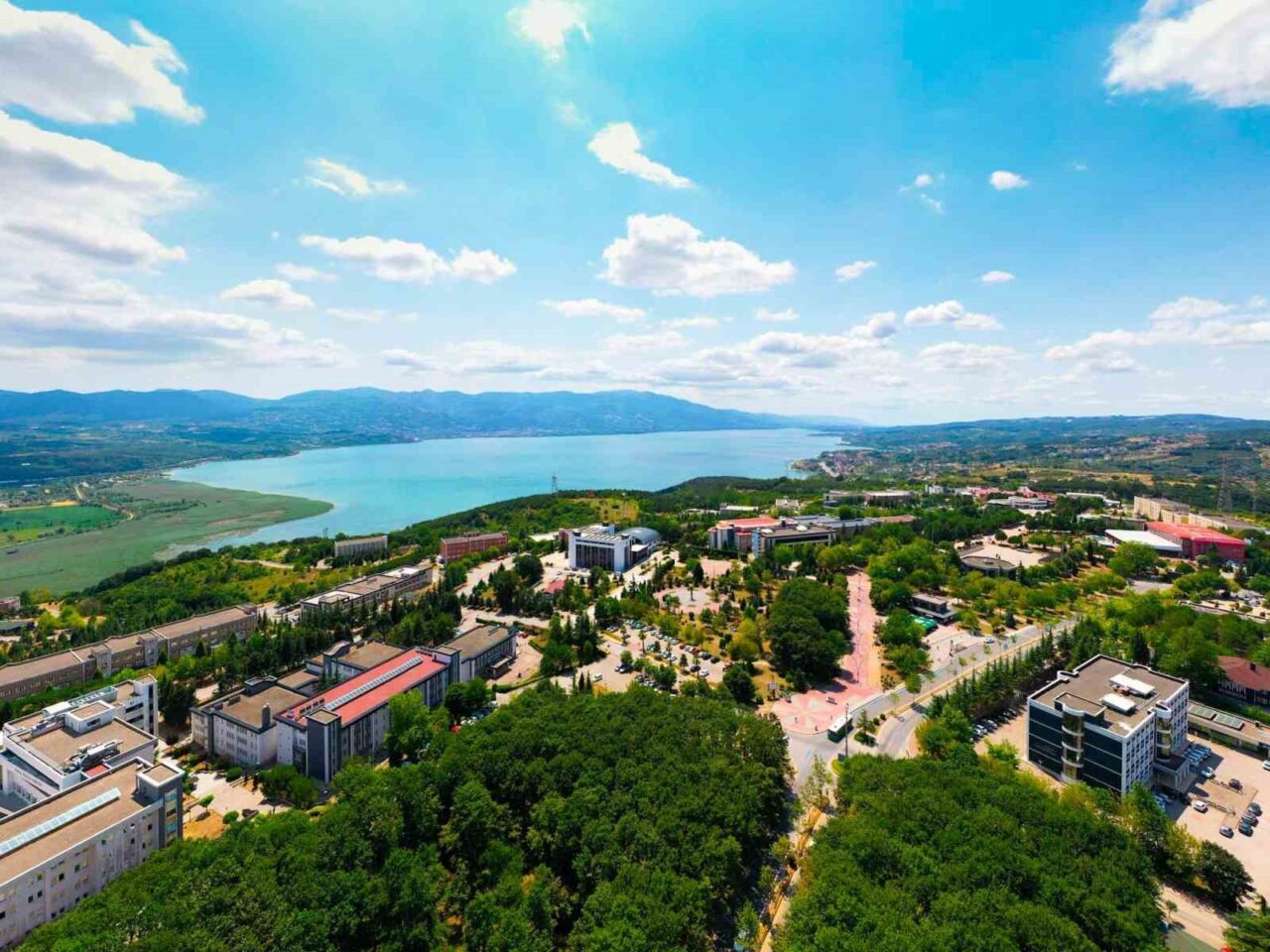 Sakarya Üniversitesi, 2025-2026 Eğitim-Öğretim Yılı için YKS ile yerleşen öğrencilerin