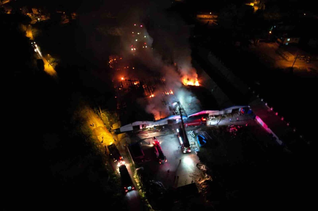 Sakarya’nın Geyve ilçesinde 6 bölümden oluşan fabrikada çıkan yangın, yaklaşık