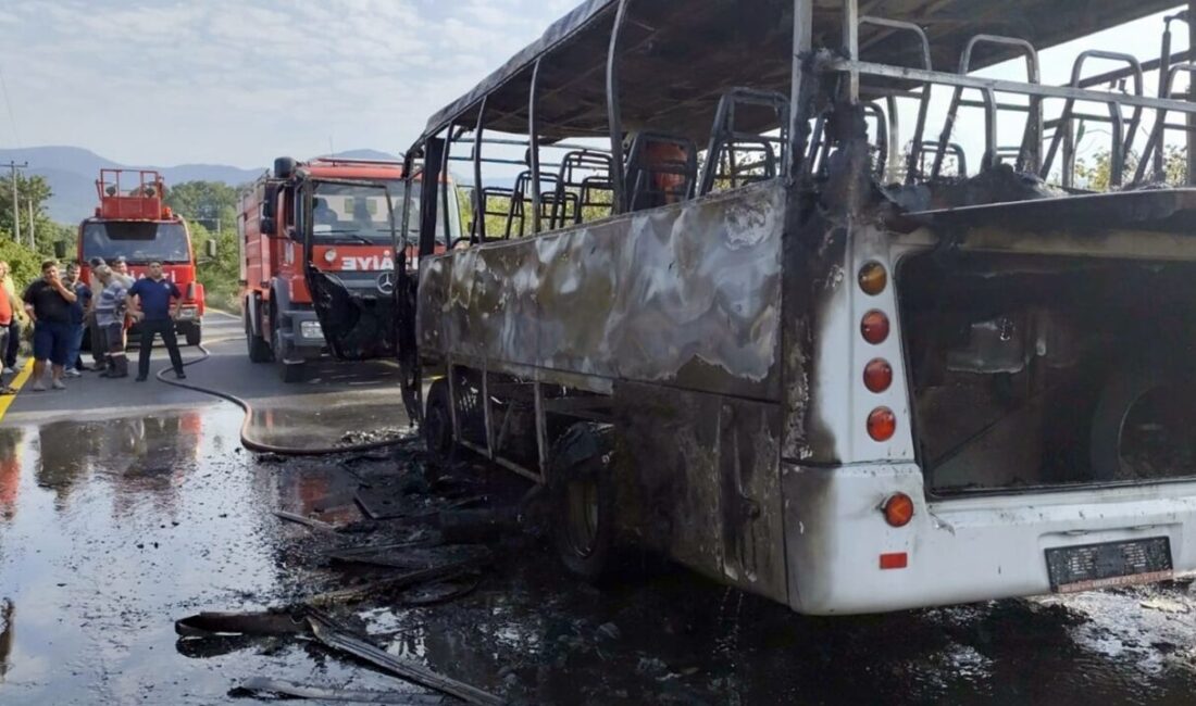 Sakarya’nın Karapürçek ilçesinde seyir halindeki işçi servisi alev topuna döndü.