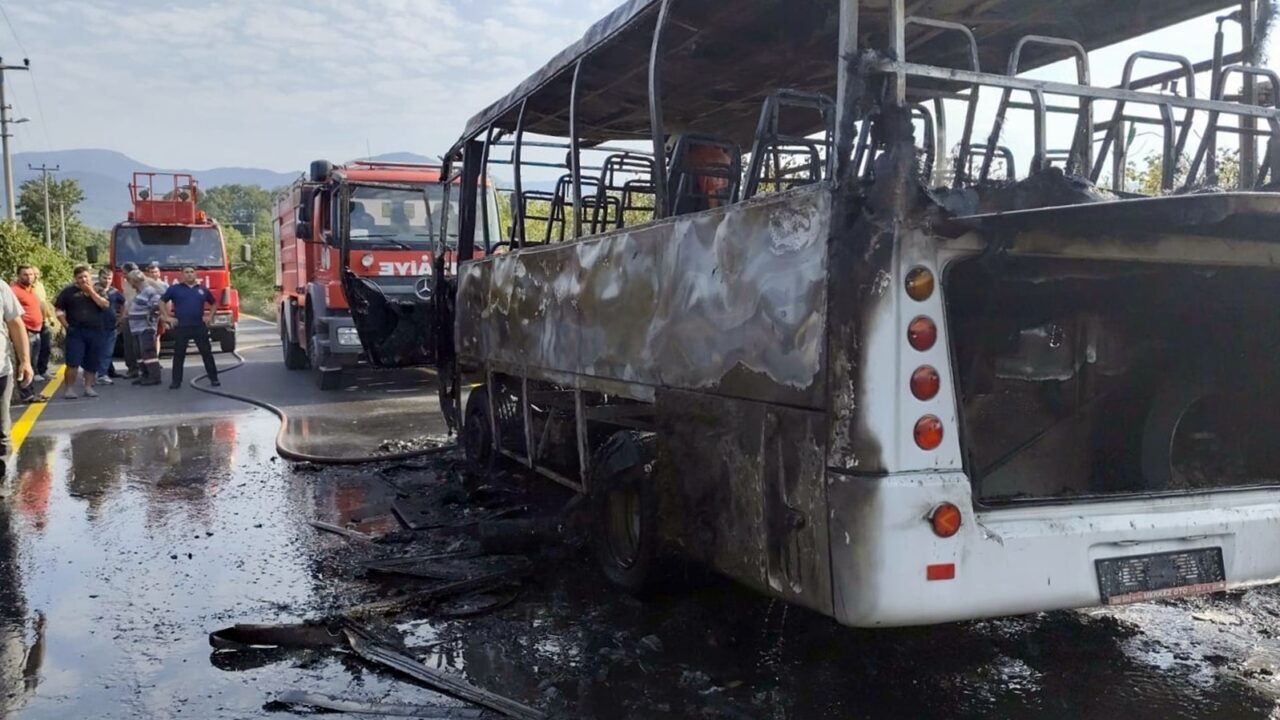 Sakarya’nın Karapürçek ilçesinde seyir halindeki işçi servisi alev topuna döndü.