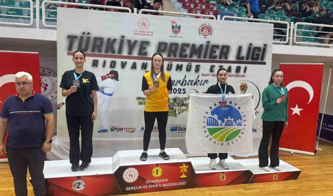 Diyarbakır’da düzenlenen Türkiye Karate Premier League’in 5. etabında Sakarya Büyükşehirli