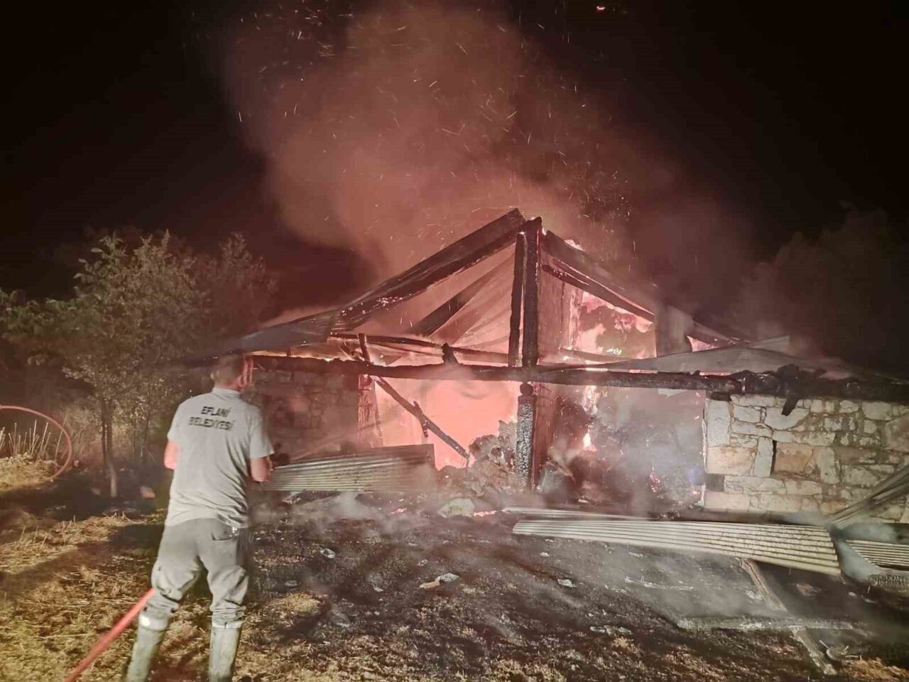 Karabük’ün Eflani ilçesine bağlı Saraycık köyünde çıkan yangında bir samanlık