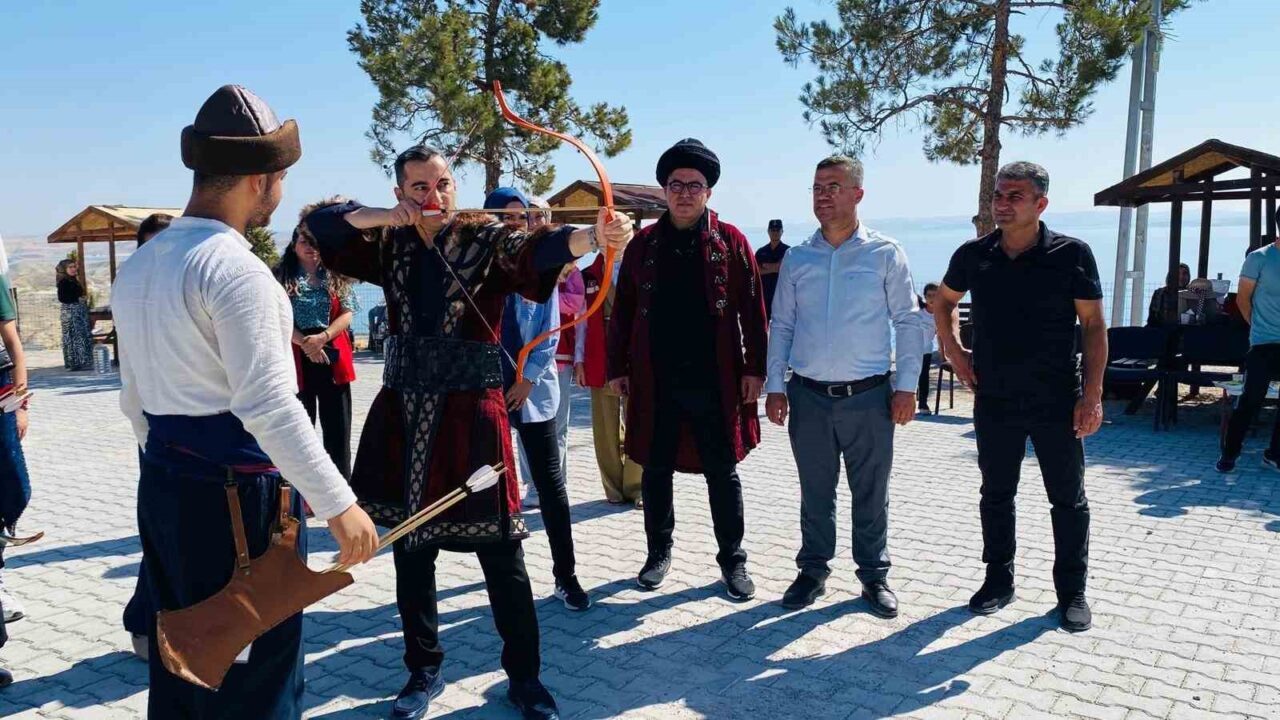 Adıyaman’ın Samsat ilçesinde 30 Ağustos Zafer Bayramı kapsamında tarihte giyilen