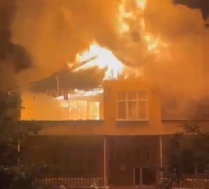 Ordu karayolu kenarında bulunan 2 katlı bir ev, çıkan yangında