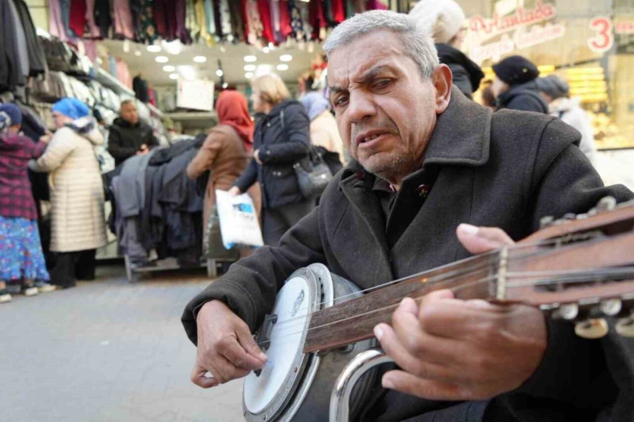Samsun’da uzun yıllardır sokaklarda cümbüş çalarak geçimini sağlayan ve şeker