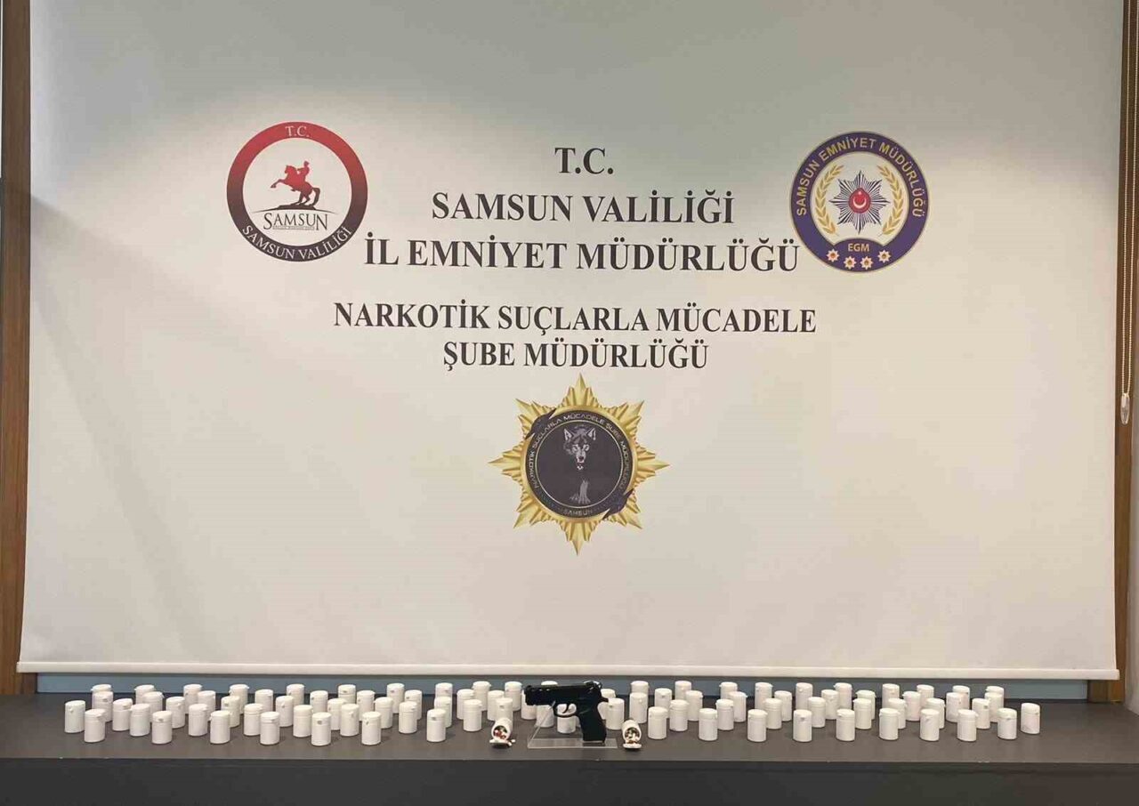 Samsun’da düzenlenen uyuşturucu operasyonunda gözaltına alınan 2 kişi ile birlikte