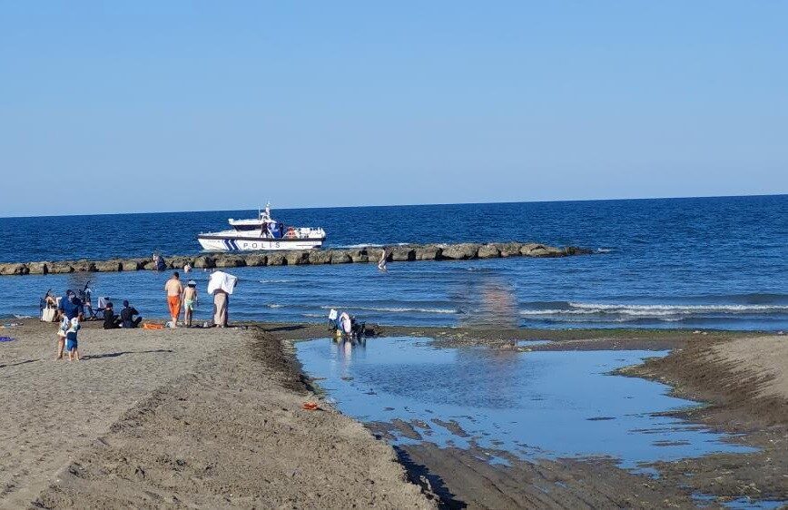 Samsun’un Atakum ilçesinde serinlemek için denize giren bir kişi, akıntıya