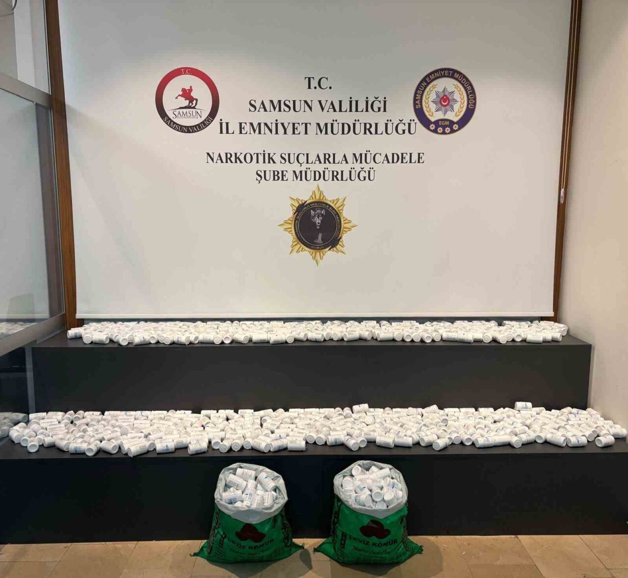 Samsun’da çatı katında çuvallar ve çöp poşetleri içinde 45 bin