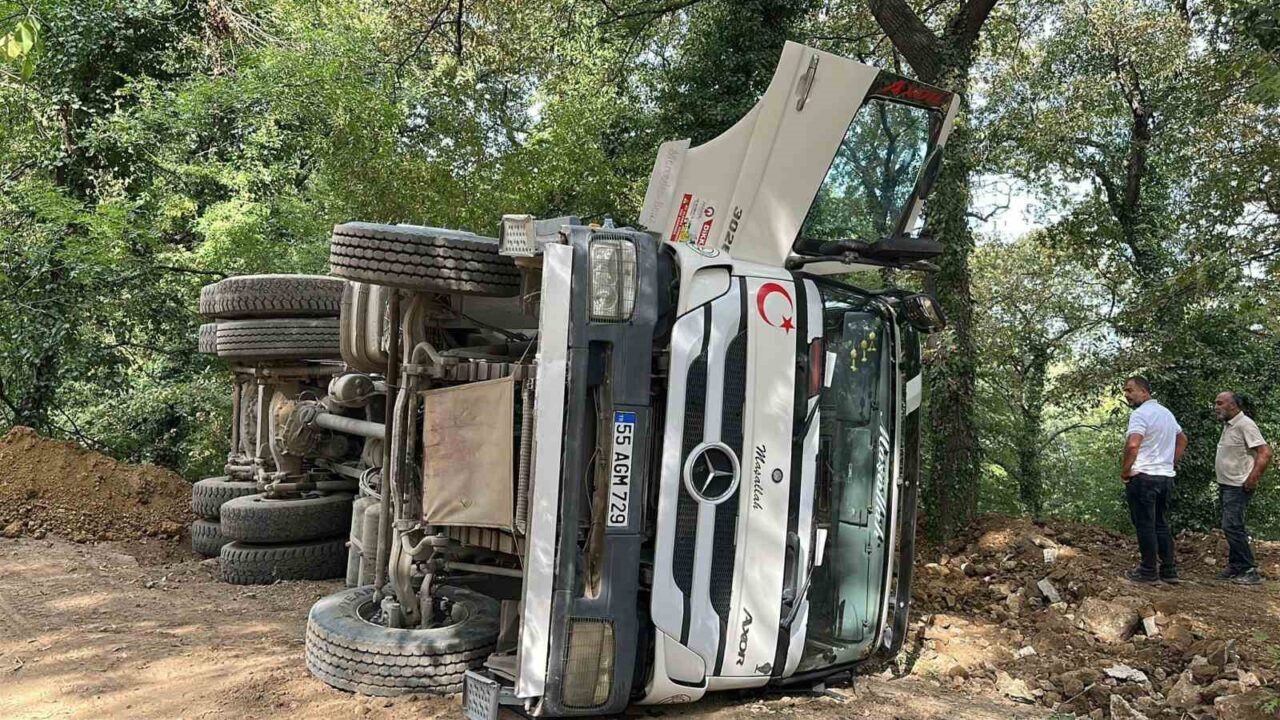 Samsun’un Canik ilçesinde hafriyat kamyonunun devrilmesi sonucu 1 kişi yaralandı.