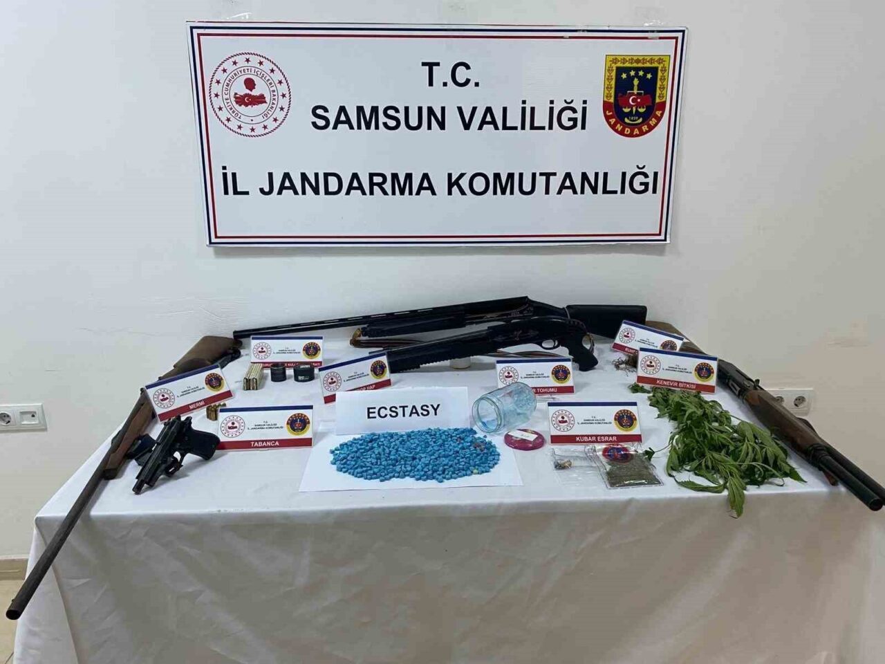 Samsun’da jandarma ekipleri tarafından düzenlenen uyuşturucu operasyonunda 2 kişi gözaltına