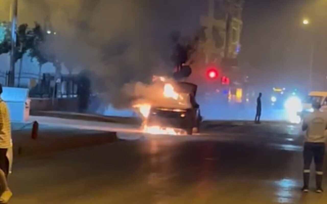 Samsun’da seyir halindeki bir otomobil, çıkan yangında alevlere teslim oldu.