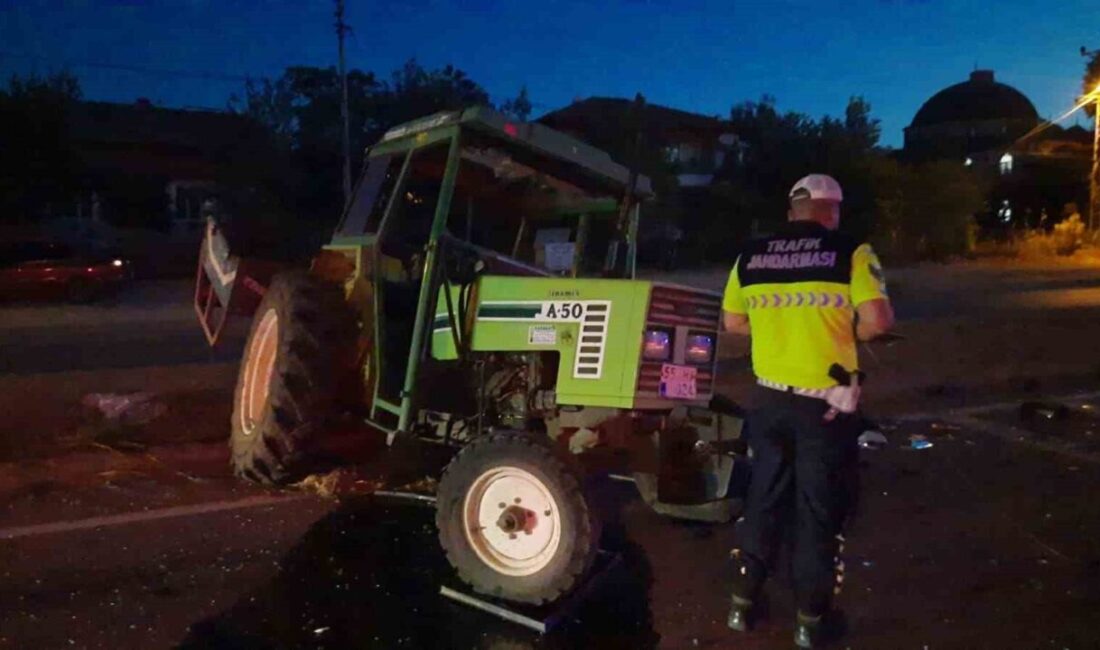 Samsun’un Vezirköprü ilçesinde otomobil ile traktörün çarpışması sonucu meydana gelen