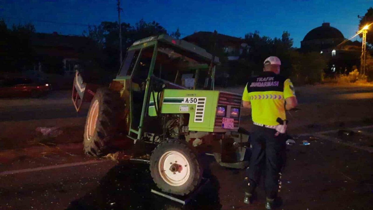 Samsun’un Vezirköprü ilçesinde otomobil ile traktörün çarpışması sonucu meydana gelen
