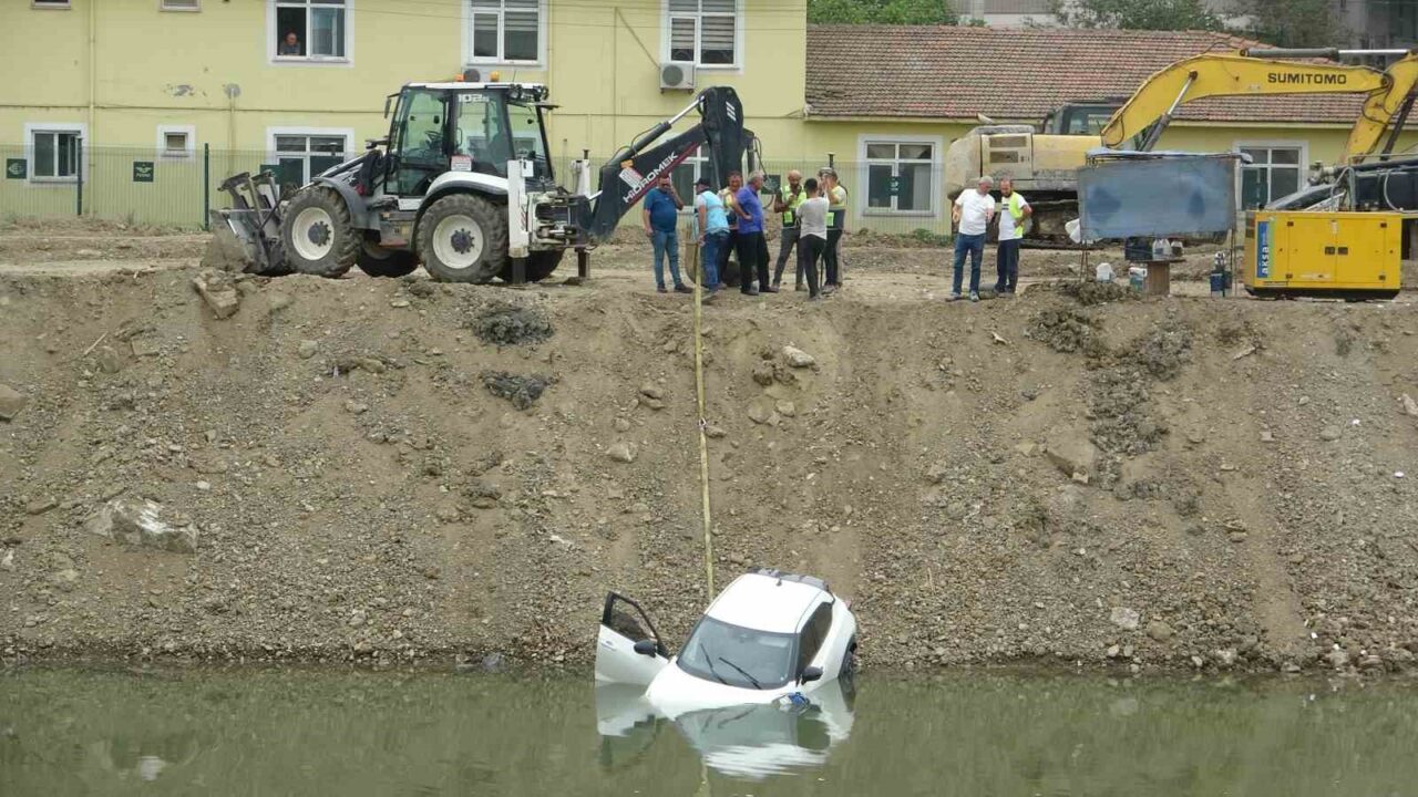 Samsun’un İlkadım ilçesinde dönüş yapmak isteyen SUV tipi araç, Mert