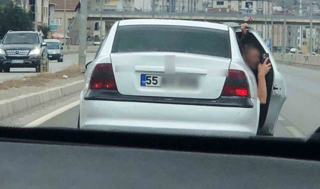 Sosyal medyada paylaşılan “Samsun’da trafikte tehlikeli yarış: Kapıyı açıp video