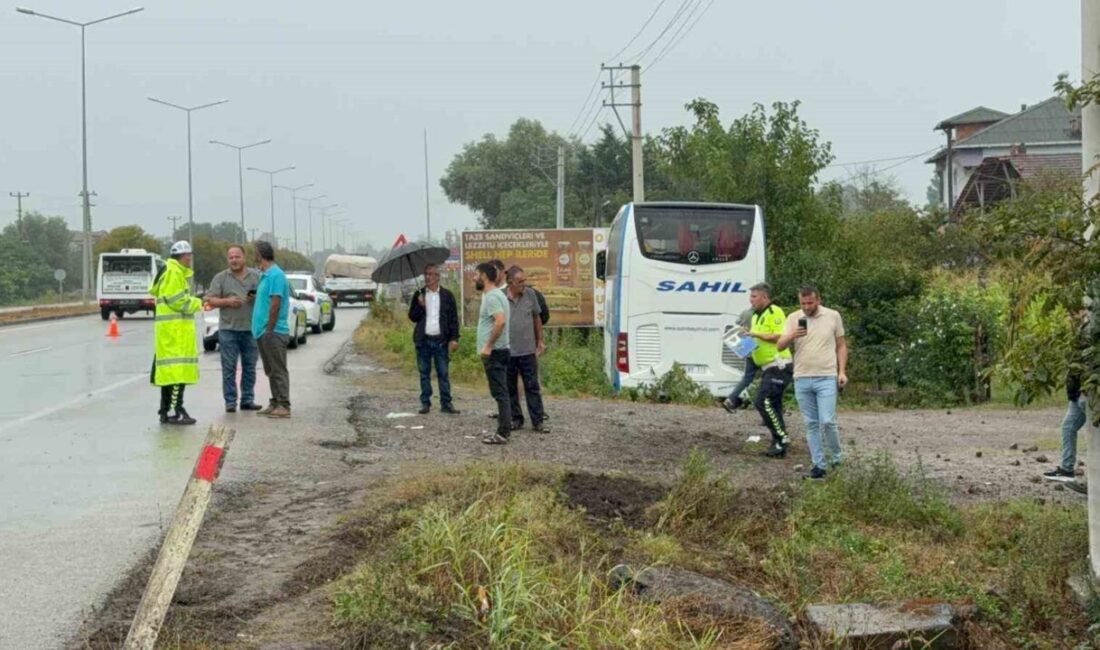 Samsun’un Terme ilçesinde yolcu otobüsünün, yol kenarında duran kamyonete branda