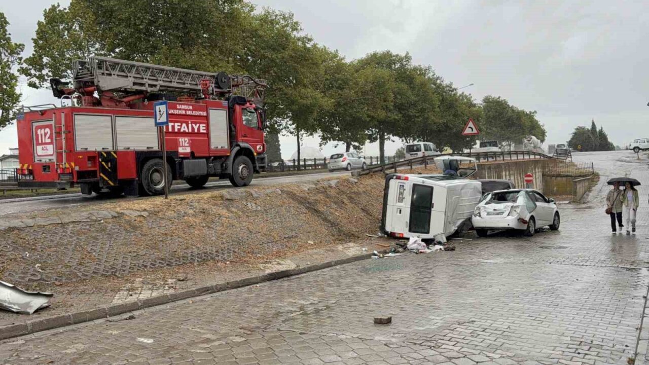 Samsun’da yoldan çıkan minibüsün iki araca çarparak devrilmesi sonucu meydana