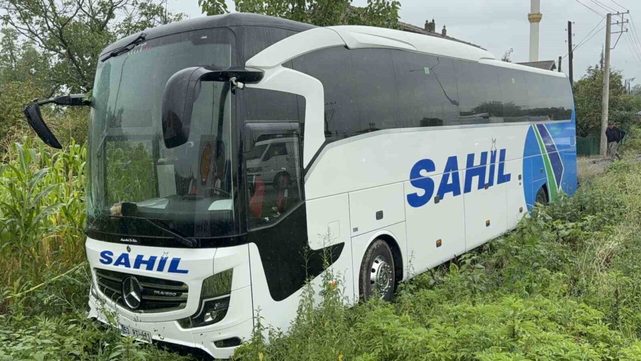 Samsun’un Terme ilçesinde yolcu otobüsünün yol kenarındaki kamyonete branda çeken