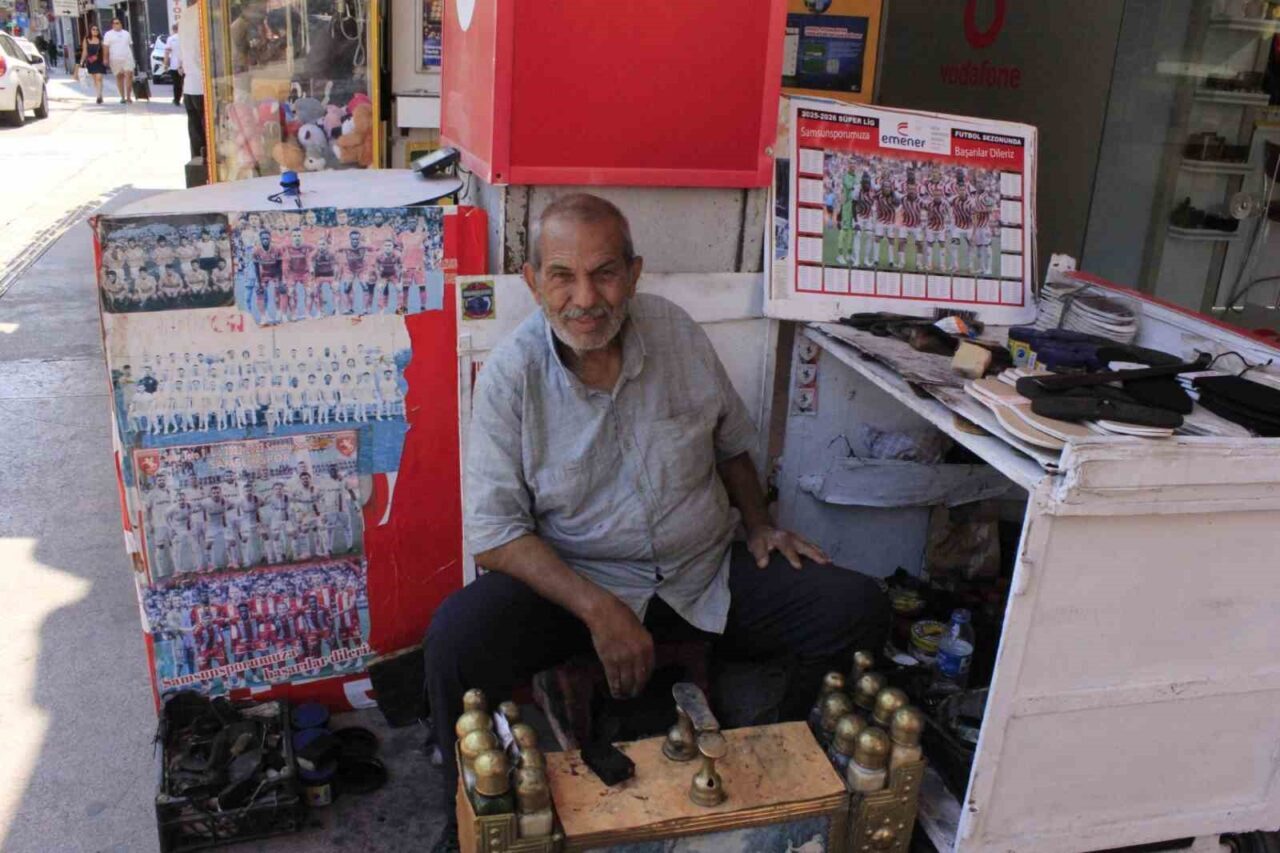 Samsun’da 55 yıldır ayakkabı boyacılığı yapan Aydın Karaca, bugüne kadar