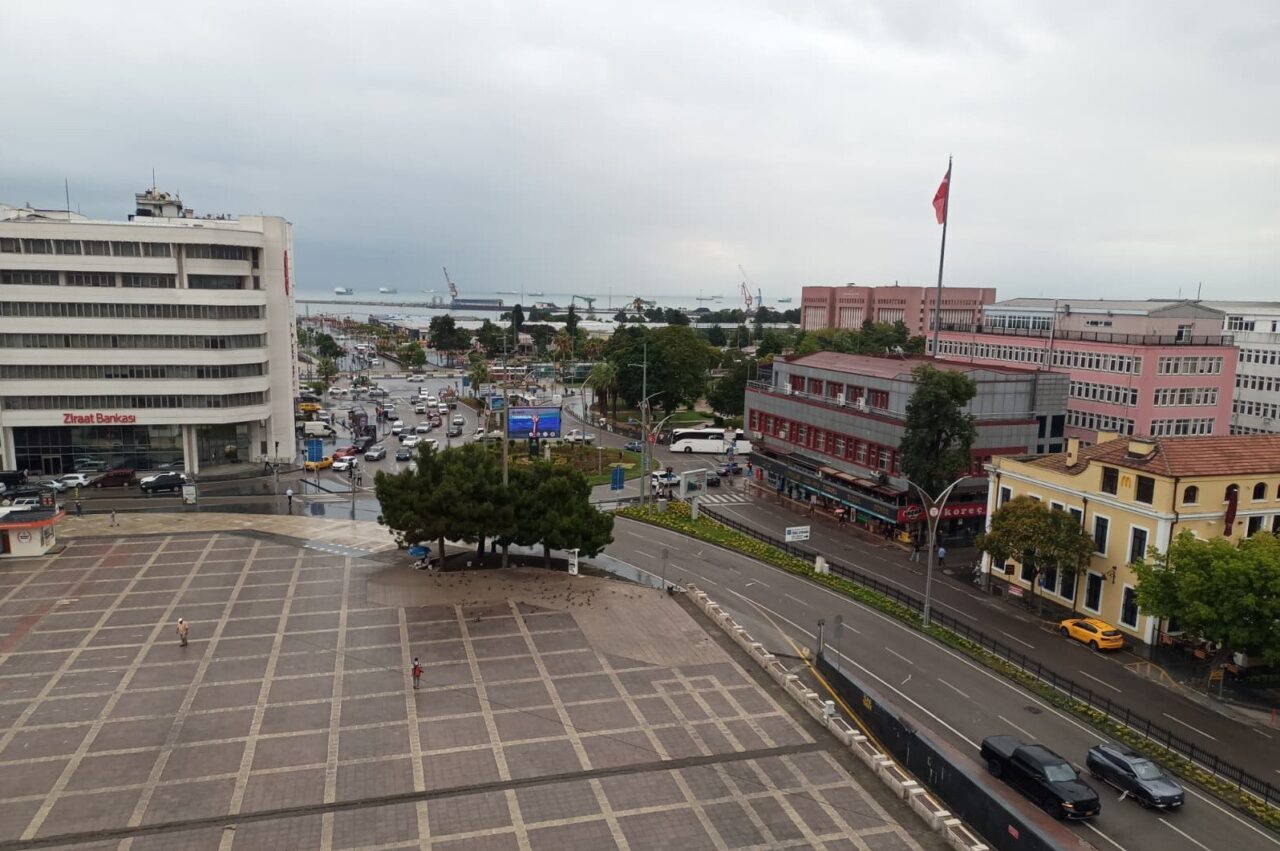 Samsun’da günlerdir etkili olan kavurucu sıcakların ardından gelen yağmur kenti