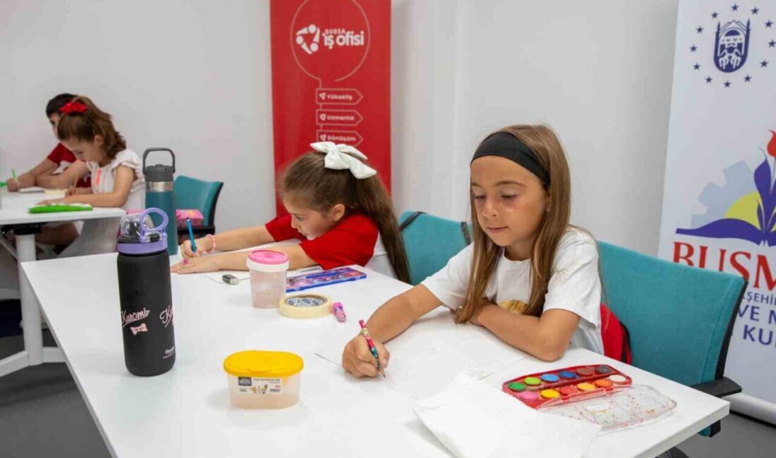 Bursa Büyükşehir Belediyesi tarafından düzenlenen ‘Renklerin Suyla Dansı’ temalı sulu