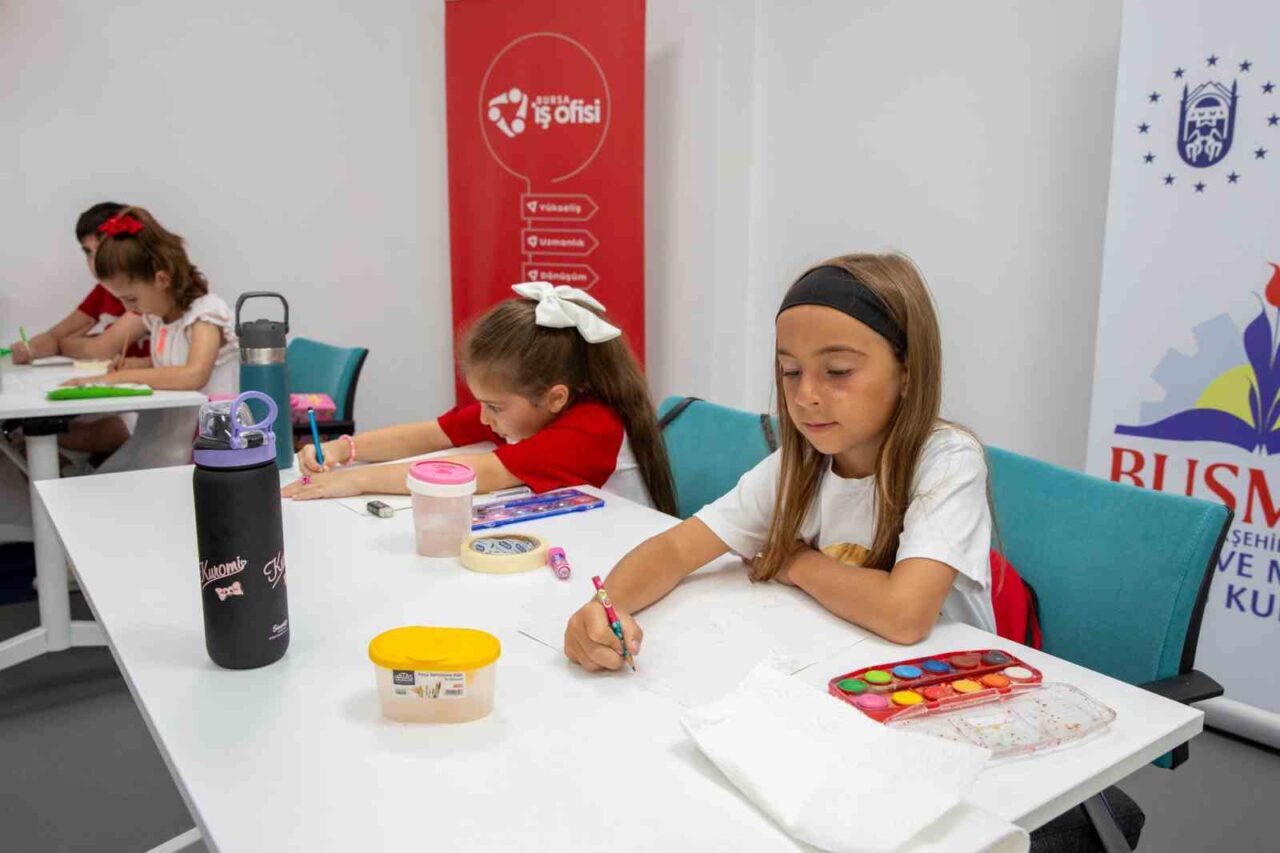 Bursa Büyükşehir Belediyesi tarafından düzenlenen ‘Renklerin Suyla Dansı’ temalı sulu