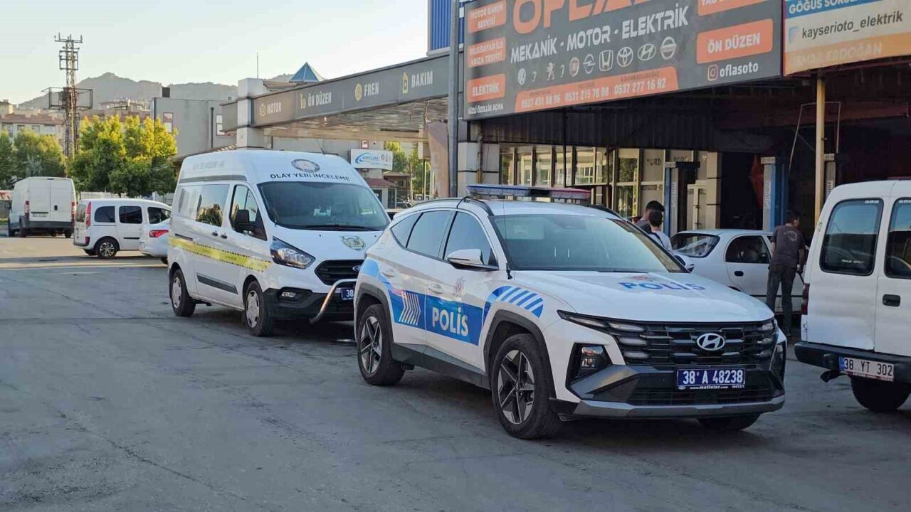 Kayseri’nin Kocasinan ilçesinde oto tamircide bir kalfanın elindeki silahla oynadığı