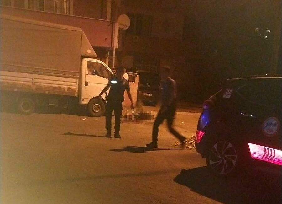 Sancaktepe’de kardeşler arasında çıkan tartışma silahlı kavgaya dönüştü. Ağabey, kardeşini