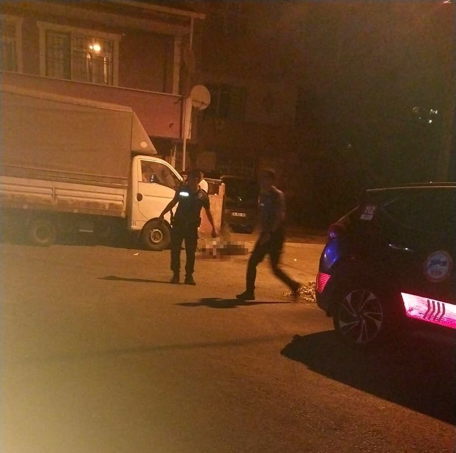 Sancaktepe’de kardeşler arasında çıkan tartışma silahlı kavgaya dönüştü. Ağabey, kardeşini
