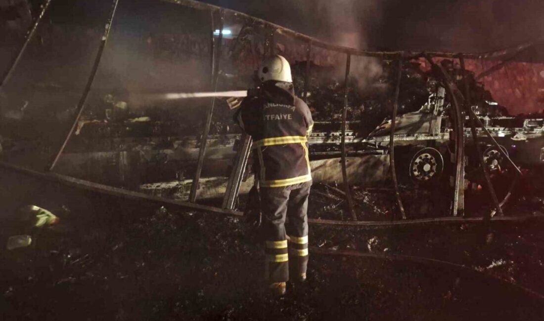 Şanlıurfa’da alev alan tır, hurda yığınına döndü. Yangın itfaiye ekiplerince