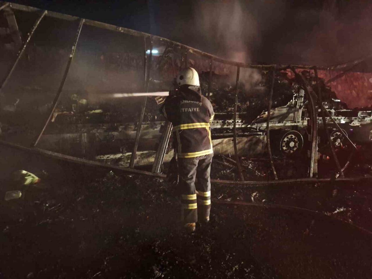 Şanlıurfa’da alev alan tır, hurda yığınına döndü. Yangın itfaiye ekiplerince