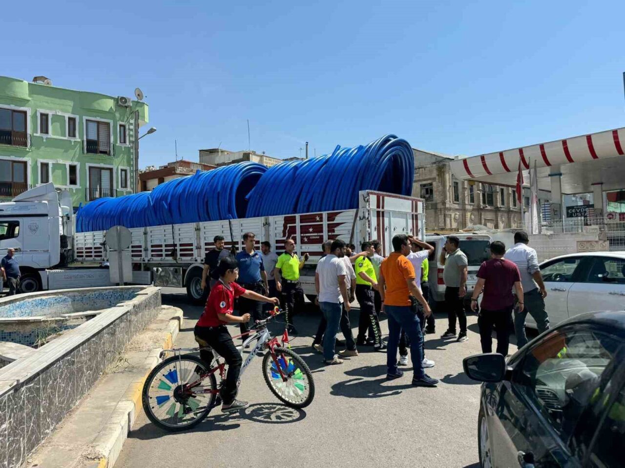 Şanlıurfa’nın Birecik ilçesinde, dönüş yapan tırın otomobile çarpması sonucu çıkan