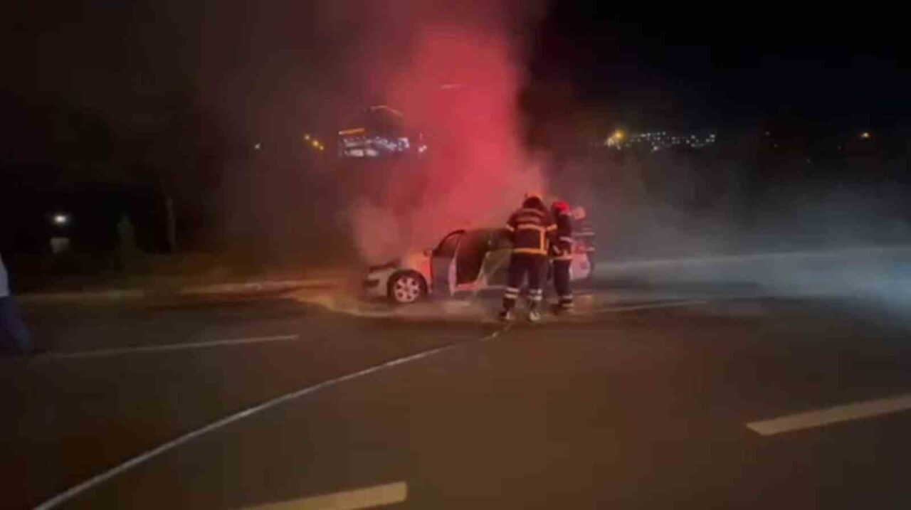 Şanlıurfa’da seyir halindeki otomobilde yangın çıktı. Yangın itfaiye ekiplerince kontrol