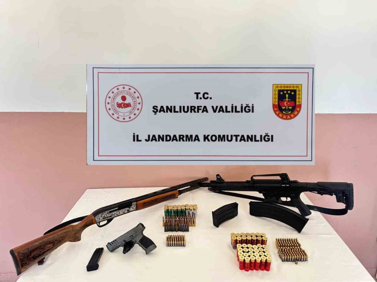 Şanlıurfa’da jandarma tarafından silah kaçakçılarına yönelik gerçekleştirilen operasyonda 1 kişi