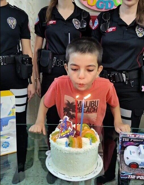 Şanlıurfa’da, adrenal bez yetmezliği hastası 9 yaşındaki Onur Uğan’a polisler