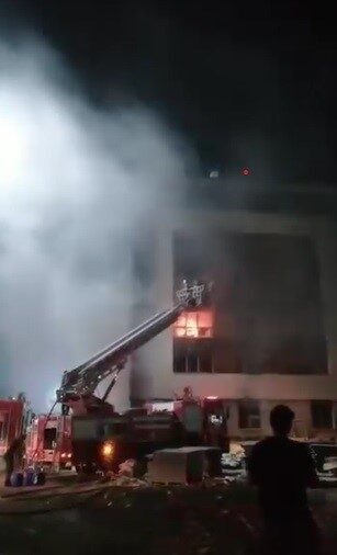 Hatay’ın Antakya ilçesinde şantiye alanında bulunan binanın 2’nci katında başlayan