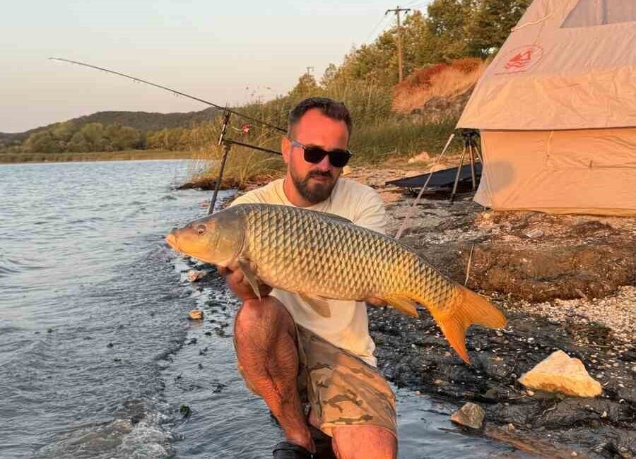 Uzun yıllardır sportif balıkçılık yapan Taha Tarhan, Sapanca Gölü’nden yaklaşık