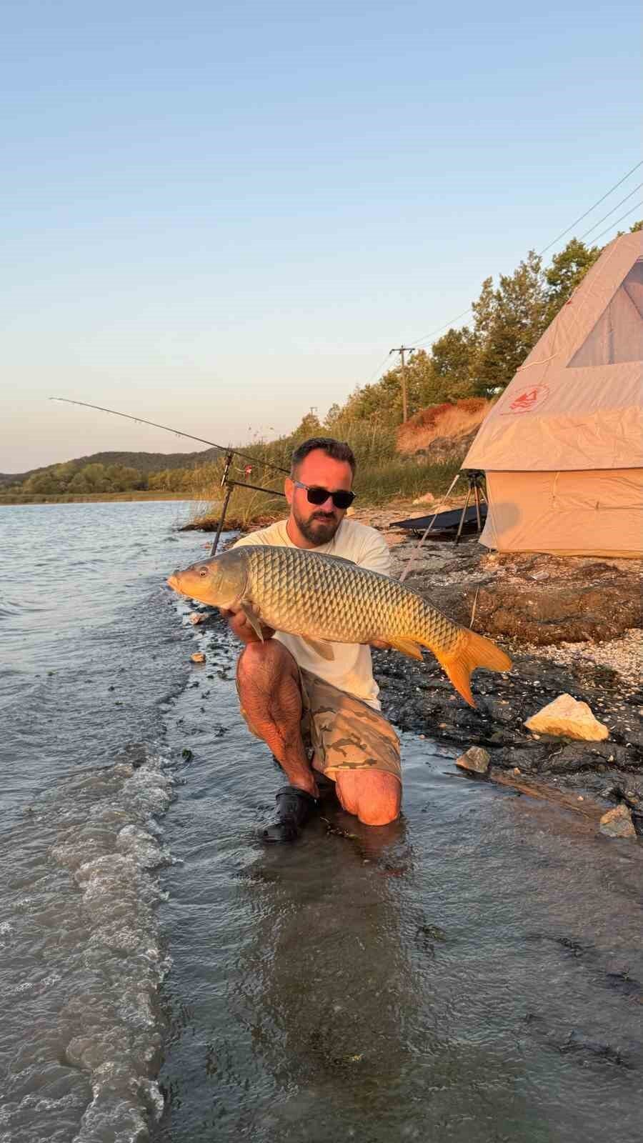 Uzun yıllardır sportif balıkçılık yapan Taha Tarhan, Sapanca Gölü’nden yaklaşık