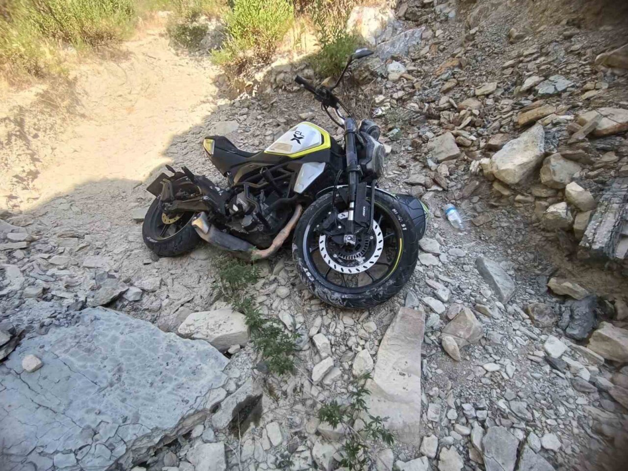 Antalya’nın Manavgat ilçesinde Beşkonak-Sağırin yolunda seyir halindeki motosiklet, sürücüsünün direksiyon