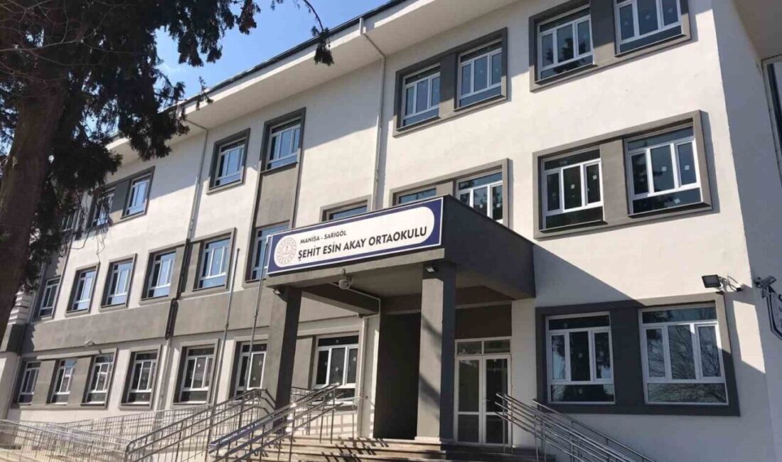 Manisa’nın Sarıgöl ilçesinde bulunan Şehit Esin Akay Ortaokulu’na yoğun adres